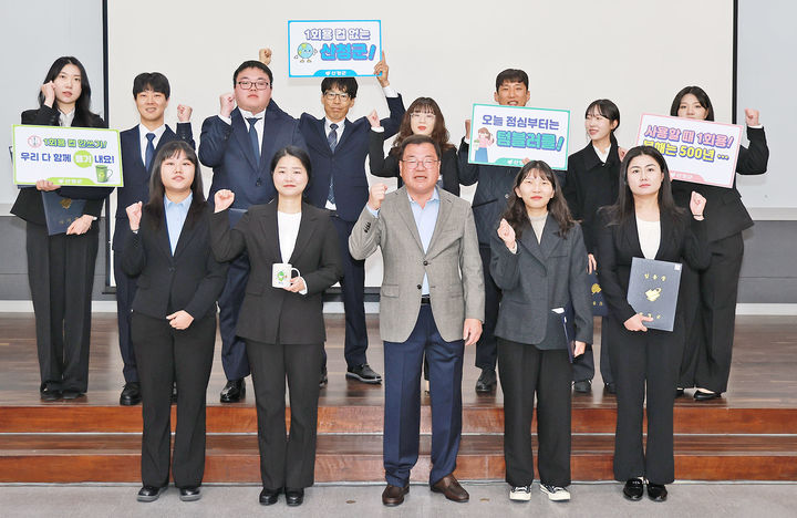 [산청=뉴시스] 산청군 신규 공무원 다회용컵 지급 (사진=산청군 제공) 2025. 11. 14. photo@newsis.com *재판매 및 DB 금지