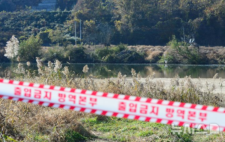 [청주=뉴시스] 서주영 기자 = 정부는 17일 경기 화성시 소재 산란계 농장에서 고병원성 조류인플루엔자(AI)가 발생함에 따라 일제 검사와 집중 소독 실시 등 전방위적인 방역 조치에 나섰다. 사진은 지난 14일 충북 청주시 청원구 오창읍의 병천천에서 포획된 야생 조류에서 고병원성 AI가 검출돼 방역당국이 현장을 통제하고 있는 모습. 2025.11.14. juyeong@newsis.com