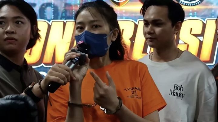 [뉴시스] 불륜 상대남의 신체 중요 부위를 흉기로 공격한 인도네시아 여성 윈디 신티아(가운데)의 모습. (사진출처: 데일리스타 캡처) 2025.11.14,