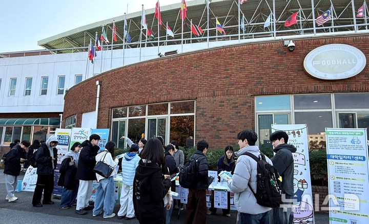 [포항=뉴시스] 송종욱 기자 = 한동대 대학일자리플러스센터가 찾아가는 진로·취업 상담으로 학생들과 소통을 강화하고 있다. 사진은 대학일자리플러스센터에서 상담하는 재학생과 지역 청년들의 모습. (사진=한동대 제공) 2025.11.14. photo@newsis.com