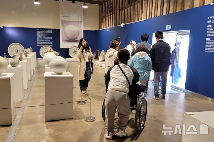 [완주=뉴시스] 완주군 '무장애 관광상품' 시범 팸투어 모습. (사진= 완주군 제공) *재판매 및 DB 금지