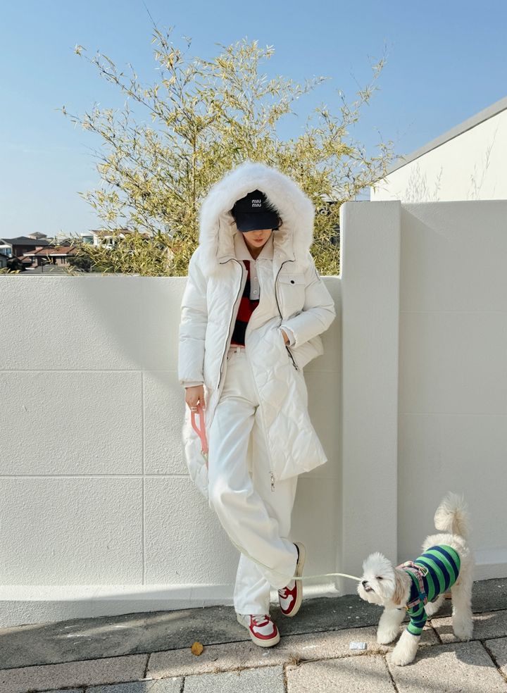 [서울=뉴시스] 올리비아로렌 '더블 레이어 다운'을 착용한 기은세 배우 모습(사진=OVLR 제공) *재판매 및 DB 금지