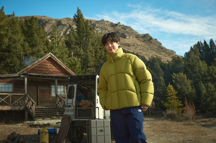 [서울=뉴시스] '올란 다운 재킷'을 착용한 노스페이스 홍보대사 박보검(사진=영원아웃도어 제공) *재판매 및 DB 금지