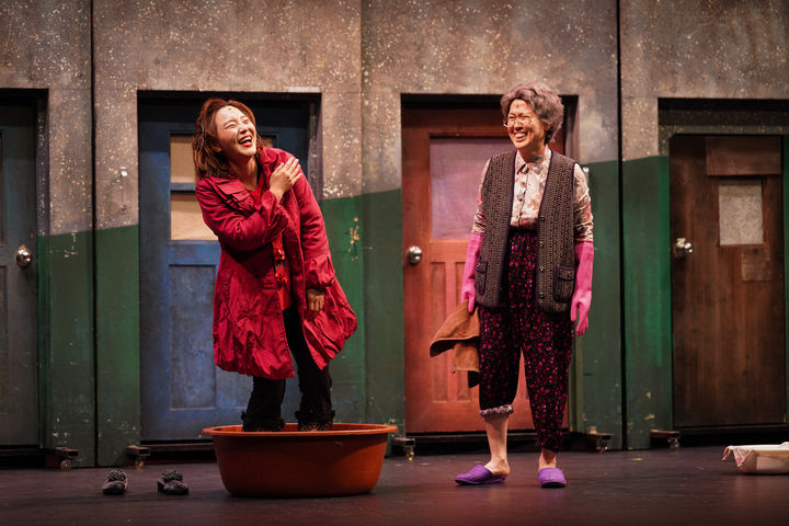 [대구=뉴시스] 한국 창작뮤지컬의 스테디셀러 뮤지컬 '빨래'가 20주년을 맞아 대구 관객들을 찾는다. (사진=수성문화재단 제공) 2025.11.14. photo@newsis.com *재판매 및 DB 금지