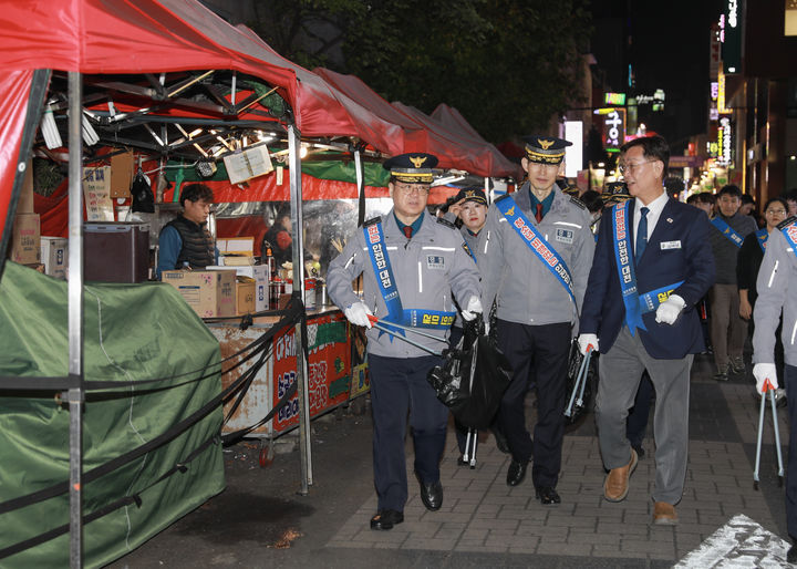 [대전=뉴시스] 대전경찰청이 2026학년도 대학수학능력시험이 끝난 가운데 대전의 대표적인 청소년 운집 지역인 중구 은행동 일대에서 '안전하고 깨끗한 대전 만들기' 합동 캠페인을 진행했다. (사진=대전경찰청 제공) 2025.11.14. photo@newsis.com *재판매 및 DB 금지