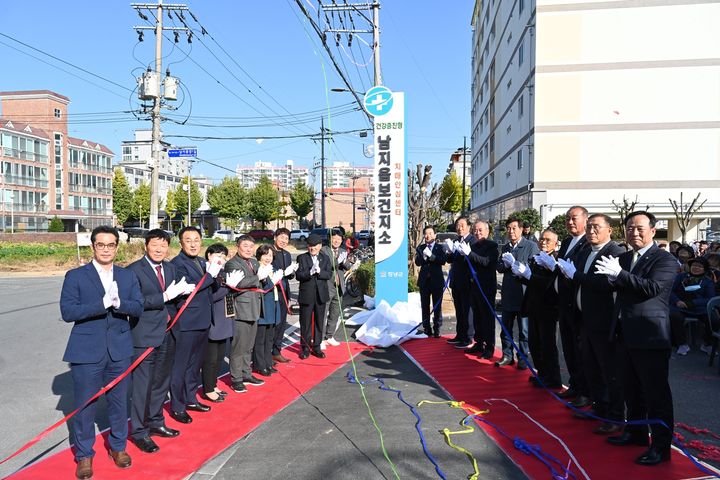 [창녕=뉴시스] 성낙인 군수와 참석 내빈들이 남지읍 건강증진형 보건지소 커팅식을 하고 있다. (사진= 창녕군 제공) 2025.11.14. photo@newsis.com *재판매 및 DB 금지