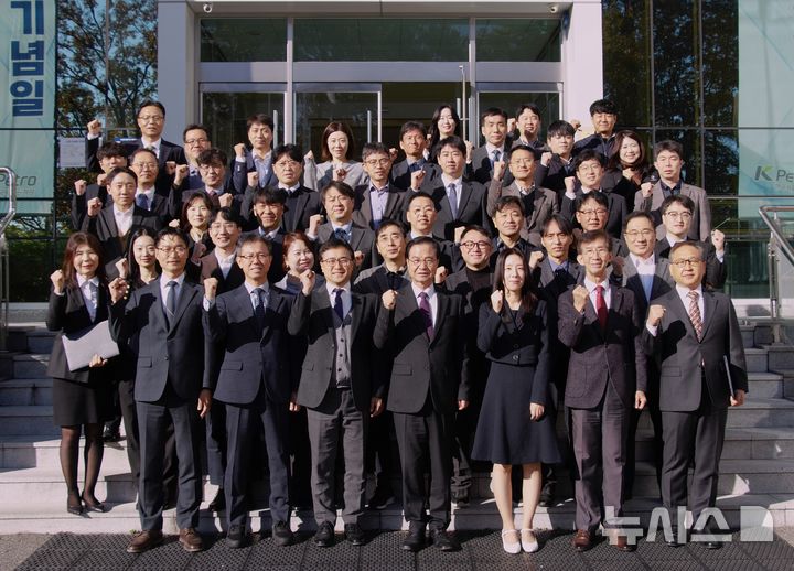 [세종=뉴시스]한국석유관리원 최춘식 이사장(가운데)과 임직원이 함께 새로운 경영방침 및 핵심가치를 다짐하고 있다.(사진=석유관리원 제공)