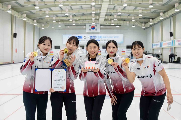 [의성=뉴시스] 의성군청 여자부 컬링팀. (사진=의성군 제공) 2025.11.14. photo@newsis.com *재판매 및 DB 금지