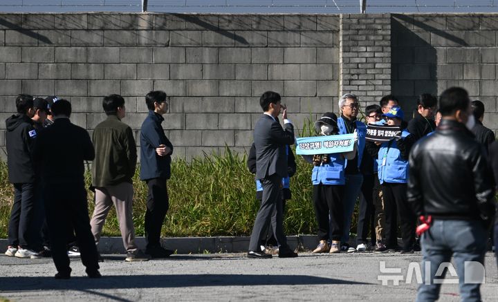 [무안=뉴시스] 이현행 기자 = 14일 오후 전남 무안국제공항 인근에서 예정된 12·29 제주항공 여객기 참사의 비행기 잔해물 재조사 현장에서 유족들이 국토교통부 항공철도사고조사위원회에 항의하고 있다. 2025.11.14. lhh@newsis.com