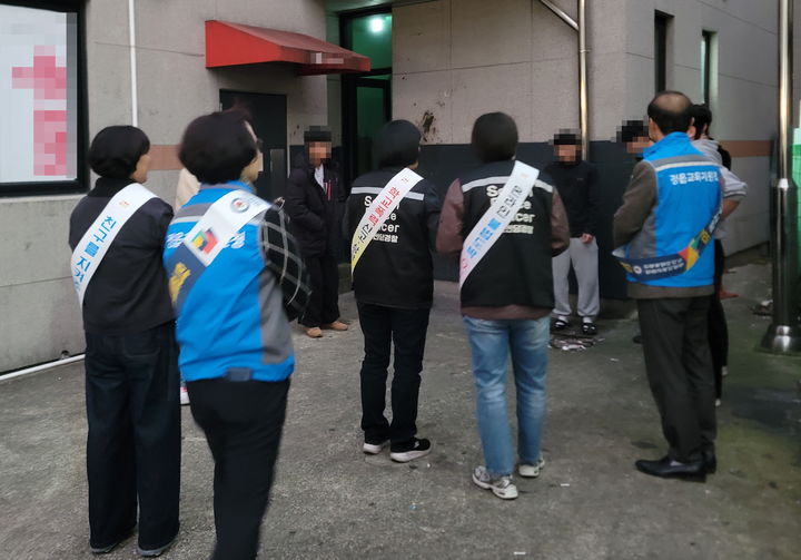 [정읍=뉴시스] 정읍교육지원청 관계자들이 13일 오후 수능 직후 학업 해방감에 들뜬 청소년들의 혹시 모를 일탈을 예방하고자 청소년 생활지도에 나섰다. 관계자들이 정읍시내 한 건물 뒤편에서 흡연 중인 청소년들을 지도하고 있다. *재판매 및 DB 금지