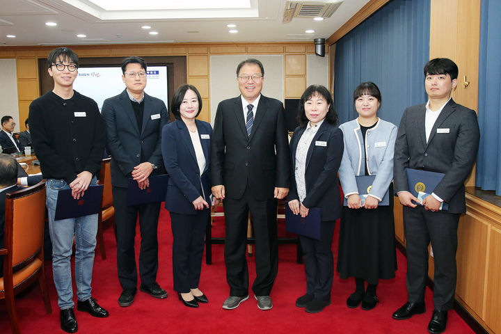 [창원=뉴시스] 장금용 경남 창원시장 권한대행이 14일 시청 시정회의실에서 열린 10월 이달의 우수공무원 표창 수여식에서 수상자들과 기념촬영을 하고 있다. (사진=창원시청 제공). 2025.11.14. photo@newsis.com *재판매 및 DB 금지