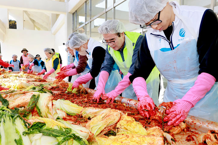 [보령=뉴시스] '2025 온기나눔 김장 대축제'에서 김장을 담그는 김동일(오른쪽 두번째) 보령시장. (사진=보령시 제공) 2025.11.14. photo@newsis.com *재판매 및 DB 금지