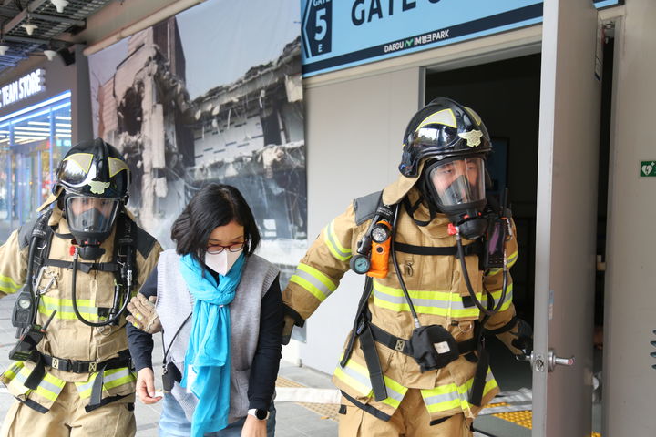 [대구=뉴시스] 대구북부소방서는 대구iM뱅크PARK에서 드론 폭발 및 생물 테러 상황을 가정한 긴급구조종합훈련을 했다. (사진=대구북부소방서 제공) 2025.11.14. photo@newsis.com *재판매 및 DB 금지