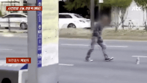 [뉴시스]출근길 강남 도로 한복판에서 민폐 행동을 펼치는 남성의 모습이다. (사진 = JTBC 사건반장 갈무리) *재판매 및 DB 금지