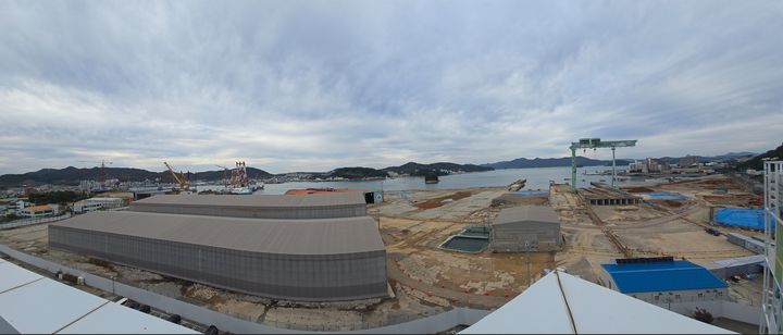 [통영=뉴시스] 신정철 기자= 경남 통영시는 한국토지주택공사(LH)가 시행하고 있는 통영시 도남동 신아SB 폐조선소 오염토양 정화사업 대상부지 기존 7만4226㎡에서 해양공원 지목으로 신규 등록된 공유수면(매립구간) 오염 대상부지 2744㎡를 추가해 확대 시행한다고 14일 밝혔다.사진은 신아SB 폐조선소 전경.(사진=통영시 제공).2025.11.14. photo@newsis.com *재판매 및 DB 금지