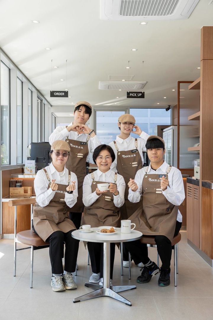 [서울=뉴시스]은평에피소드 바리스타들. 윗줄 왼쪽부터 전지훈 바리스타, 박수빈 바리스타. 아랫줄 왼쪽부터 송초란 바리스타, 김미경 구청장, 이기원 바리스타. 2025.11.16. (사진=은평구 제공) *재판매 및 DB 금지