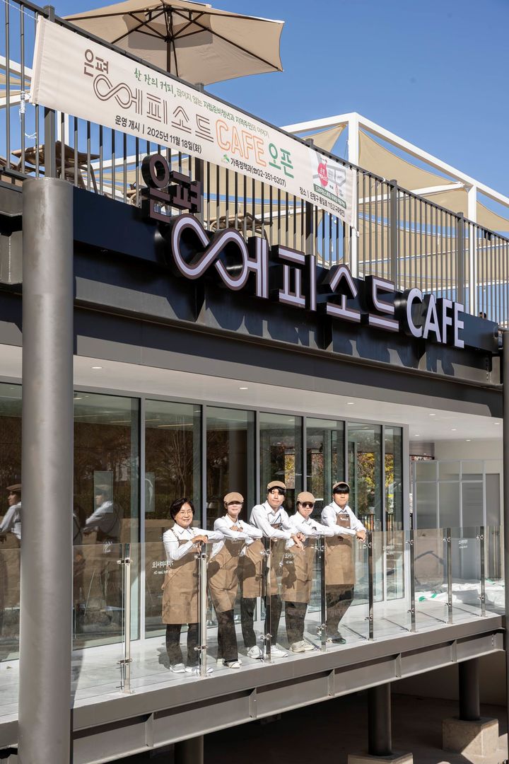 [서울=뉴시스]은평에피소드 카페. 왼쪽부터 김미경 은평구청장, 박수빈 바리스타, 전지훈 바리스타, 송초란 바리스타, 이기원 바리스타. 2025.11.16. (사진=은평구 제공) *재판매 및 DB 금지