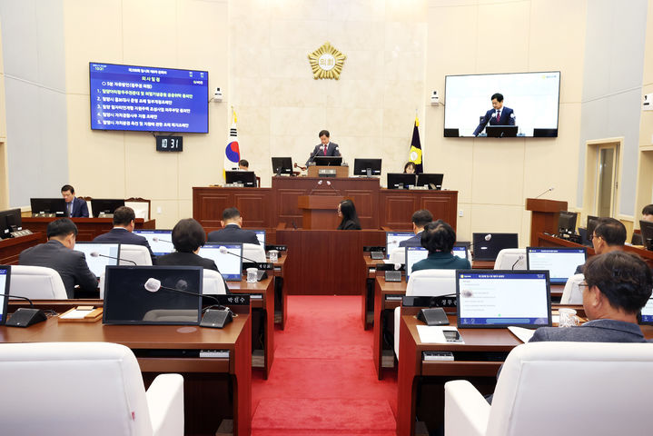 [밀양=뉴시스] 밀양시의회가 제268회 임시회 제8차 본회의를 끝으로 15일간의 의사 일정을 마무리하고 있다. (사진= 밀양시의회 제공) 2025.11.14. photo@newsis.com *재판매 및 DB 금지