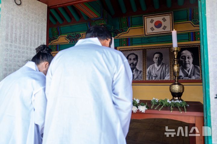 [증평=뉴시스] 14일 충북 증평군 도안면 명덕정사에서 증평 출신 독립운동가 연병환·연병호·연미당 선생을 기리는 합동 추모제가 진행되고 있다. (사진= 증평군 제공) 2025.11.14. photo@newsis.com *재판매 및 DB 금지