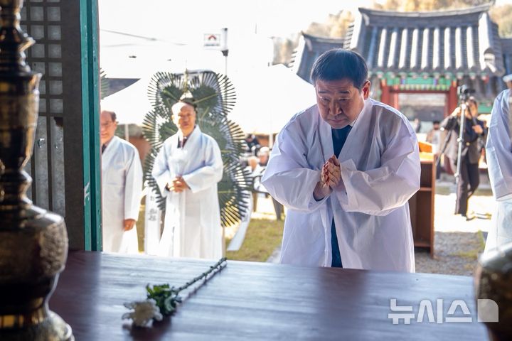 [증평=뉴시스] 14일 충북 증평군 도안면 명덕정사에서 이재영 군수가 증평 출신 독립운동가 연병환·연병호·연미당 선생 합동 추모제에 참석해 고인을 기리고 있다. (사진= 증평군 제공) 2025.11.14. photo@newsis.com