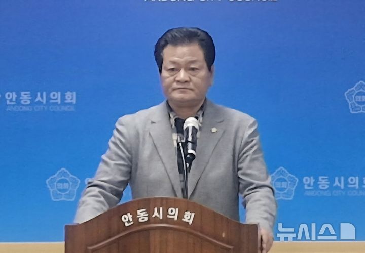  [안동=뉴시스] 김진호 기자 = 경북 안동시의회 손광영 의원이 14일 안동시의회에서 법원의 제명 집행정지 인용 후 공식 입장을 밝히고 있다. 2025.11.14. kjh9326@newsis.com