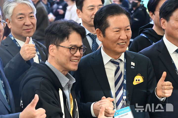 [부산=뉴시스] 윤정민 기자 = 정청래 더불어민주당 대표(왼쪽)가 14일 오후 부산 벡스코에서 열린 국제 게임 전시회 '지스타 2025'에서 김병규 넷마블 대표와 함께 넷마블 부스 앞에서 기념 촬영을 하고 있다. 2025.11.14 alpaca@newsis.com