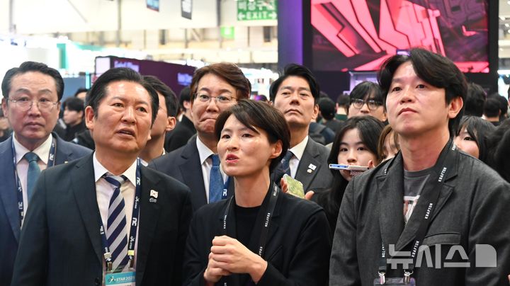 [부산=뉴시스] 윤정민 기자 = 정청래 더불어민주당 대표(왼쪽)가 14일 오후 부산 벡스코에서 열린 국제 게임 전시회 '지스타 2025' 크래프톤 부스에서 배윤신 크래프톤 컨벤션 플래닝 파트장(가운데)과 장태석 크래프톤 펍지 스튜디오 총괄로부터 '팰월드 모바일' 게임 설명을 듣고 있다. 2025.11.14 alpaca@newsis.com