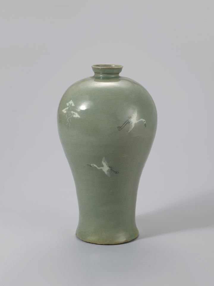 [서울=뉴시스] 미국 특별전 '한국의 보물: 모으고, 아끼고, 나누다'에 전시되는 청자 상감 구름 학무늬 매병 (사진=국립중앙박물관 제공) 2025.11.14. photo@newsis.com *재판매 및 DB 금지