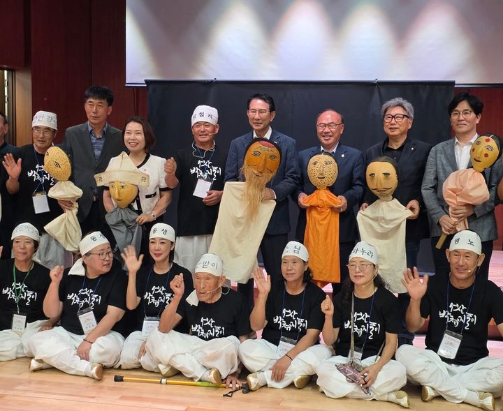 서산문화재단 이사장인 이완섭 서산시장( 사진 뒷줄 왼쪽에서 다섯 번째)이 서산박첨지놀이보존회와 포즈를 취했다. (사진=서산문화재단 제공) *재판매 및 DB 금지