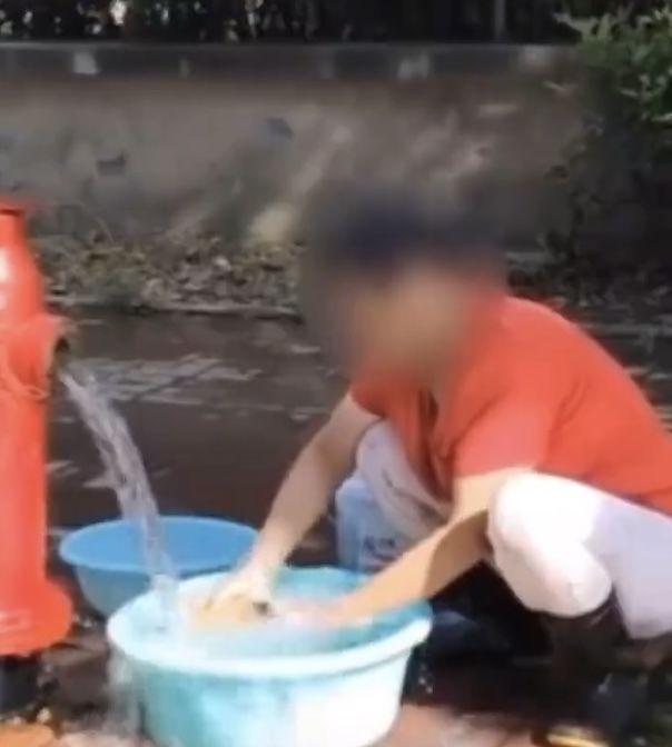 [뉴시스] 중국의 한 여성이 길가 소화전 물을 이용해 빨래를 하고 있다. (사진=인스타그램 캡처) *재판매 및 DB 금지