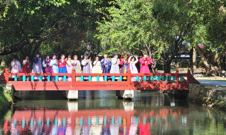 [남원=뉴시스] 전북 남원 광한루원을 찾은 관광객들이 한복을 차려 입은 채 사진을 찍고 있다. (사진=남원시 제공) 2025.11.14. photo@newsis.com  *재판매 및 DB 금지