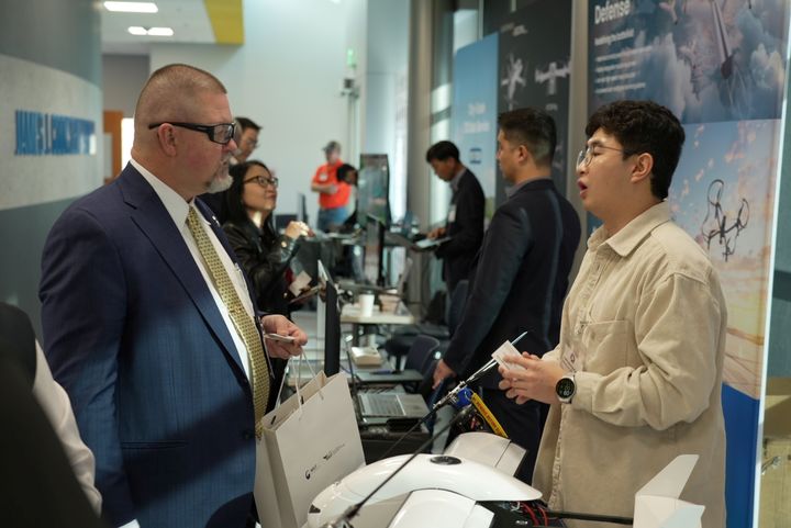 [서울=뉴시스] 코트라와 항공안전기술원은 지난 12일(현지시간)부터 사흘간 미국 오클라호마주에서 '한-미 오클라호마 드론 로드쇼'를 개최했다. 사진은 국내기업과 현지 바이어 간 일대일 수출 상담을 진행하는 모습. (사진=코트라 제공) 2025.11.14 photo@newsis.com *재판매 및 DB 금지