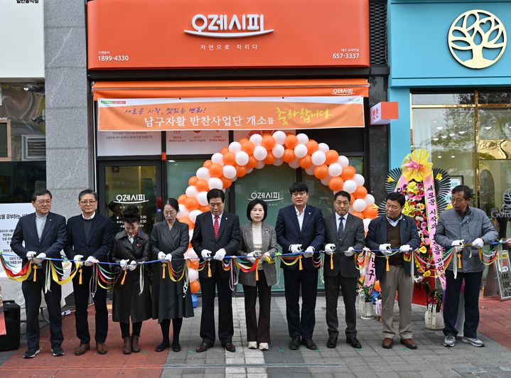 [대구=뉴시스] 대구 남구는 자활 반찬사업단(오레시피 대구교대역점) 개소식을 열어 취약계층의 자립을 위한 새로운 시작을 축하하고 응원하는 시간을 가졌다. (사진=대구 남구 제공) 2025.11.14. photo@newsis.com *재판매 및 DB 금지