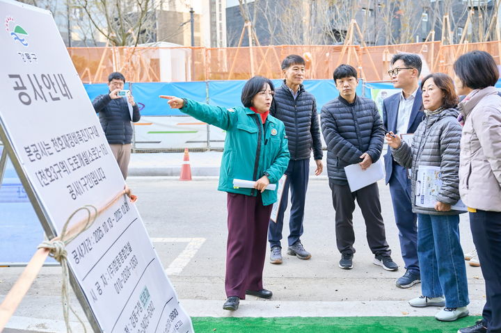 [서울=뉴시스] 14일 이수희 강동구청장이 천호3+4구역 통학 환경을 점검하고 있다. 2025.11.14. (사진=강동구 제공) *재판매 및 DB 금지