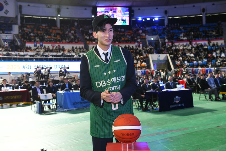 [서울=뉴시스] 프로농구 신인 드래프트에서 전체 2순위로 원주 DB 지명을 받은 이유진. (사진 = KBL 제공) *재판매 및 DB 금지