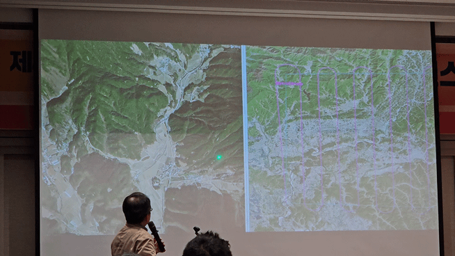 [서울=뉴시스] 박은비 기자 = 장윤혁 모아소프트 가상환경검증센터장이 지난 12일 중앙전파관리소 위성전파감시센터 주최로 열린 위성전파 및 위성 기술 컨퍼런스에서 군집위성 기반 재난 통신망 분석을 설명하고 있는 모습. 2025.11.14. silverline@newsis.com 