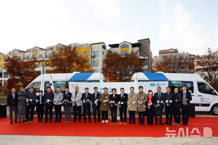[이천=뉴시스] 경기 이천시가 신둔,마장에서 개통식을 열고 본격 똑버스를 운행한다. (사진=이천시 제공) 2025.11.14. photo@newsis.com