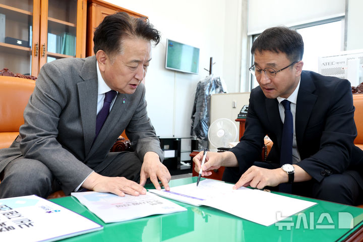 [청주=뉴시스] 김영환(왼쪽) 충북지사가 14일 국회를 방문해 한병도 국회 예산결산특별위원회 위원장에게 충북 주요 핵심사업의 국비 지원 필요성을 설명하고 있다. (사진=충북도 제공) 2025.11.14. photo@newsis.com *재판매 및 DB 금지