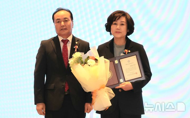 [전주=뉴시스] 전북 전주시의회는 14일 박혜숙 문화경제위원장(송천1·3동·왼쪽)이 대한민국시군자치구의회의장협의회로부터 '대한민국지방의정봉사상'을 수상했다고 밝혔다. (사진=전주시의회 제공) 2025.11.14. photo@newsis.com