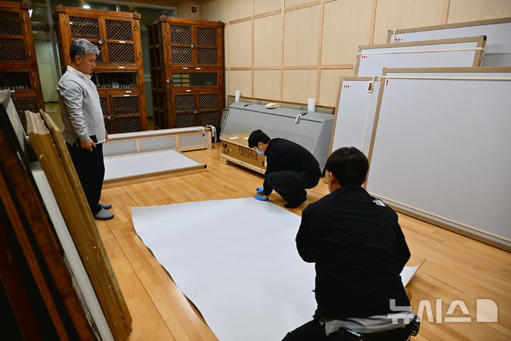 [속초=뉴시스] 이순철 기자 = 14일 머나먼 이국땅에서 오랜 세월을 지내온 속초 신흥사 시왕도 한점이 마침내 본래 있던 신흥사로 돌아왔다. 이번에 환수된 시왕도는 열번째 작품인 오도전륜대왕도(五道轉輪大王圖)다. 그동안 미국 뉴욕의 메트로폴리탄미술관에 소장돼 있었다. 2025.11.14. grsoon815@newsis.com 