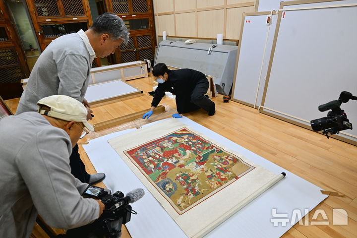 [속초=뉴시스] 이순철 기자 = 14일 머나먼 이국땅에서 오랜 세월을 지내온 속초 신흥사 시왕도 한점이 마침내 본래 있던 신흥사로 돌아왔다. 이번에 환수된 시왕도는 열번째 작품인 오도전륜대왕도(五道轉輪大王圖)다. 그동안 미국 뉴욕의 메트로폴리탄미술관에 소장돼 있었다. 2025.11.14. grsoon815@newsis.com 