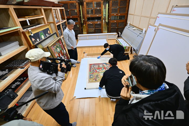 [속초=뉴시스] 이순철 기자 = 14일 머나먼 이국땅에서 오랜 세월을 지내온 속초 신흥사 시왕도 한점이 마침내 본래 있던 신흥사로 돌아왔다. 이번에 환수된 시왕도는 열번째 작품인 오도전륜대왕도(五道轉輪大王圖)다. 그동안 미국 뉴욕의 메트로폴리탄미술관에 소장돼 있었다. 2025.11.14. grsoon815@newsis.com 