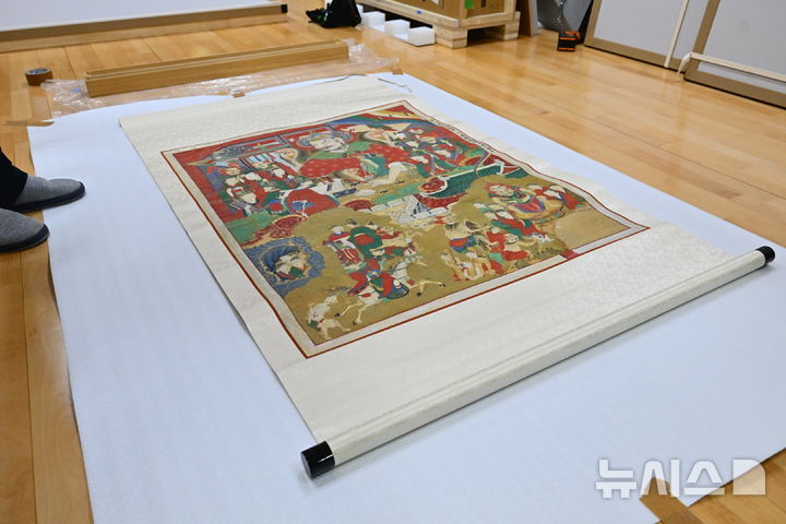 [속초=뉴시스] 이순철 기자 = 14일 머나먼 이국땅에서 오랜 세월을 지내온 속초 신흥사 시왕도 한점이 마침내 본래 있던 신흥사로 돌아왔다. 이번에 환수된 시왕도는 열번째 작품인 오도전륜대왕도(五道轉輪大王圖)다. 그동안 미국 뉴욕의 메트로폴리탄미술관에 소장돼 있었다. 2025.11.14. grsoon815@newsis.com 