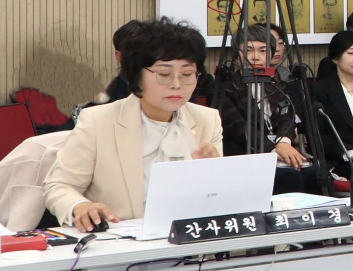 [홍천=뉴시스] 14일 홍천군청 대회의실에서 진행된 제364회 홍천군의회 경제진흥과 소관에 대한 행정사무감사에서 “최근 3년간 회의가 열리지 않았음에도 예산이 증가하고, 운영 실적이 없는 위원회는 폐지 또는 합병해 효율성을 높일것”을 요청했다. 홍천군의회 제공. *재판매 및 DB 금지