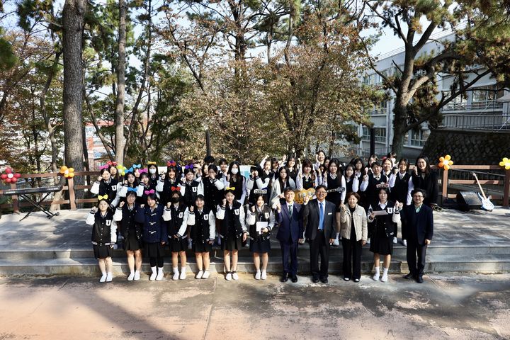 [울산=뉴시스] 구미현 기자 = 천창수 울산시교육감이 14일 울산여자상업고를 방문해 공연을 관람하고 기념사진을 찍고있다. (사진=울산시교육청 제공) 2025.11.14. photo@newsis.com *재판매 및 DB 금지