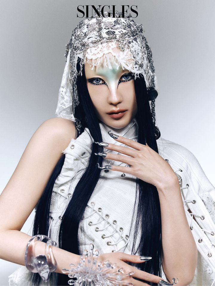 [서울=뉴시스] 패션지 '싱글즈'가 이사배와 함께한 화보를 공개했다. (사진=싱글즈 제공) 2025.11.14. photo@newsis.com *재판매 및 DB 금지