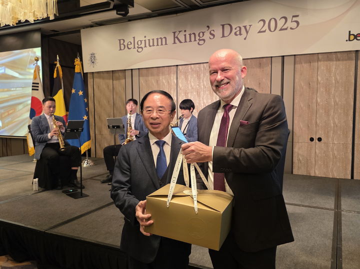 [임실=뉴시스] 지난 13일 '벨기에 국외의 날'을 맞아 주한 벨기에대사관의 초청으로 행사에 참석한 심민 임실군수(왼쪽)가 브르노얀스 벨기에대사(오른쪽)에게 임실N치즈세트를 선물한 뒤 함께 사진을 찍고 있다. (사진=임실군 제공) 2025.11.14. photo@newsis.com  *재판매 및 DB 금지