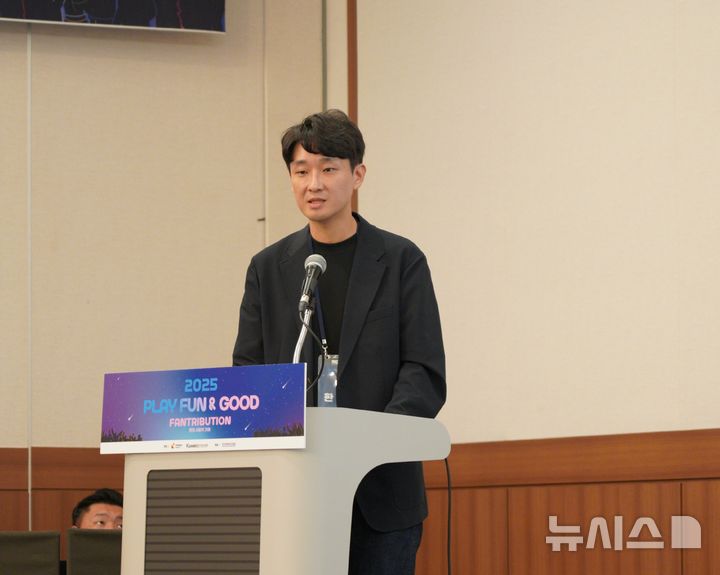 [부산=뉴시스] 스마일게이트 희망스튜디오가 14일 오후 부산 벡스코에서 한국게임산업협회와 함께 연 '2025 플레이 펀앤굿' 포럼에서 한재영 스마일게이트 메가포트 이사가 발표하고 있다. (사진=게임기자단 공동 취재)