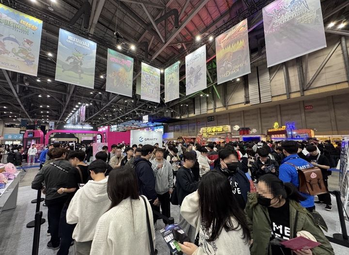 '지스타 2025' 그라비티 부스를 가득 채운 관람객 모습. (사진=그라비티 제공) *재판매 및 DB 금지