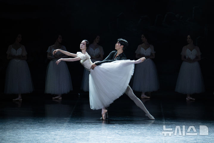  [서울=뉴시스]13일 서울 서초구 예술의전당에서 열린 국립발레단의 '지젤' 공연에서 지젤 역의 박세은과 알브레히트 역의 김기완이 열연을 펼치고 있다. (사진=국립발레단 제공)